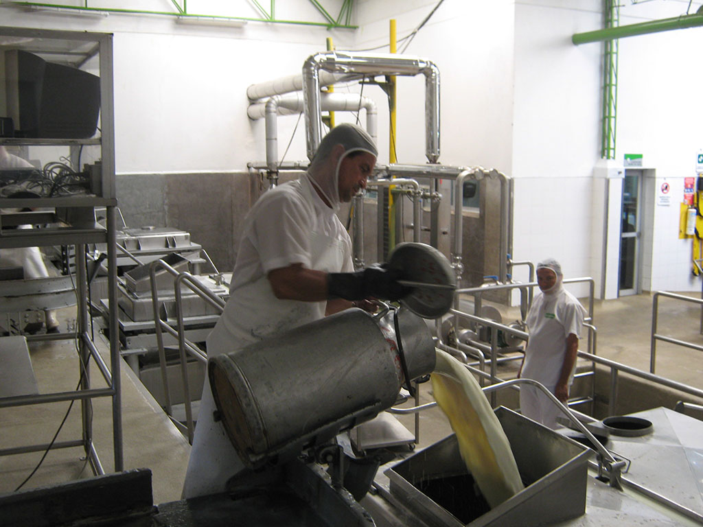 Photo of Ganaderos advierten sobre caída en el consumo de leche