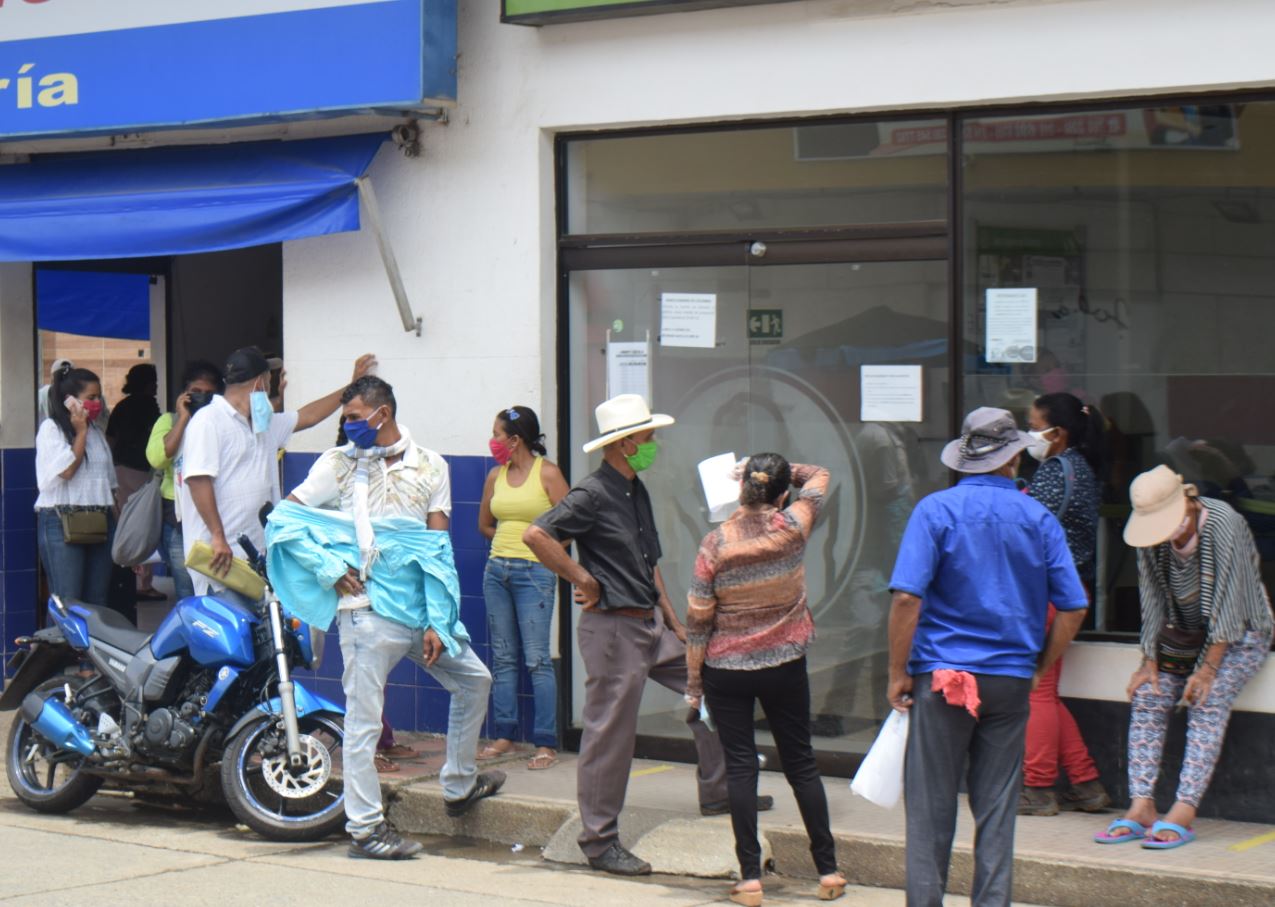 Photo of El 70% de la población cordobesa está en la calle: Gobernador