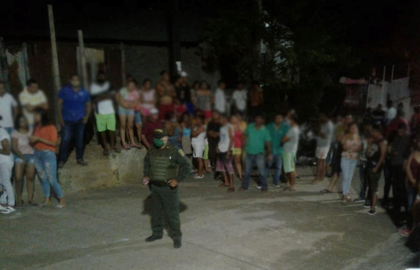Photo of En Montelíbano, curiosos desafiaron el coronavirus para ver a la víctima de un asesinato