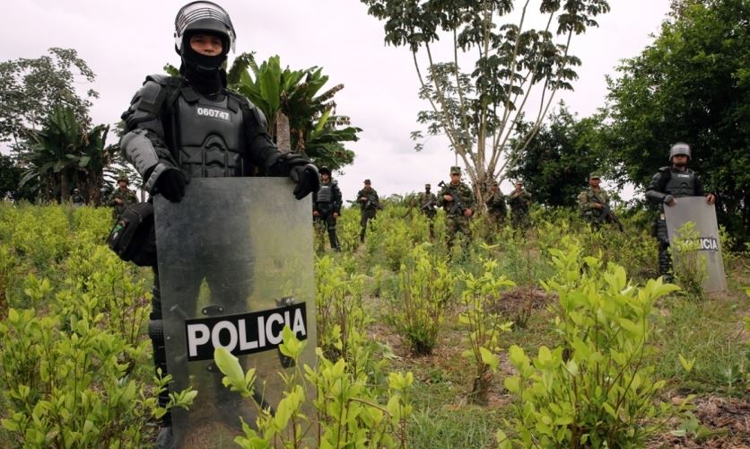 Photo of Un grupo de 300 campesinos cocaleros retienen a 3 policías en zona rural de Montelíbano