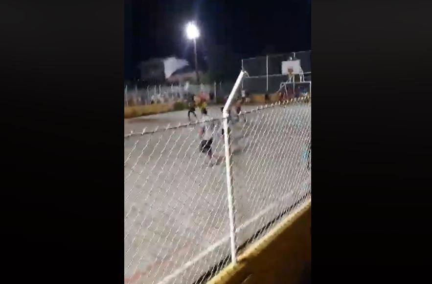 Photo of La Apartada sin conciencia ciudadana y sin autoridad: Jóvenes juegan fútbol y las gradas se llenan en plena cuarentena