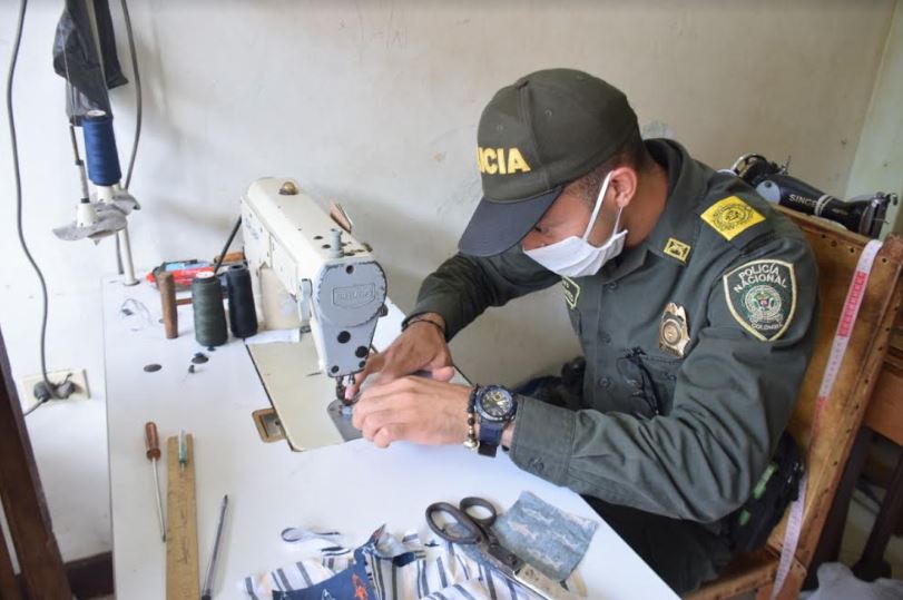 Photo of Policías en Montelíbano se dedican a confeccionar tapabocas para familias vulnerables