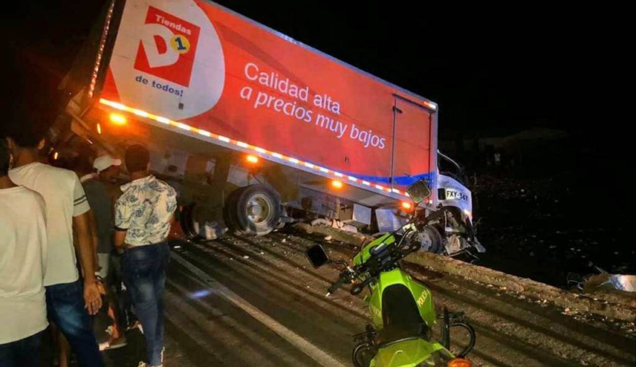 Photo of Camión cargado con víveres se accidentó en Tasajera
