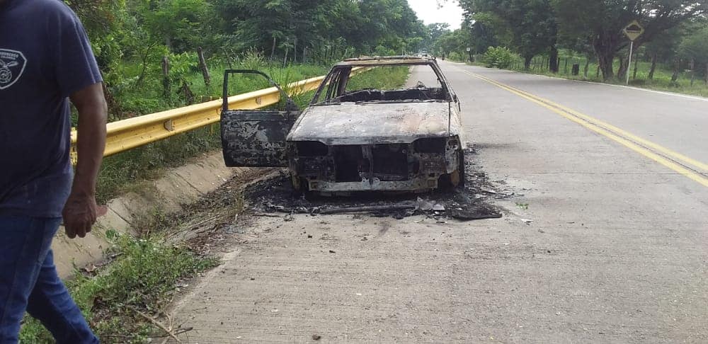 Photo of Un carro se quemó en la vía Montelíbano – Puerto Libertador