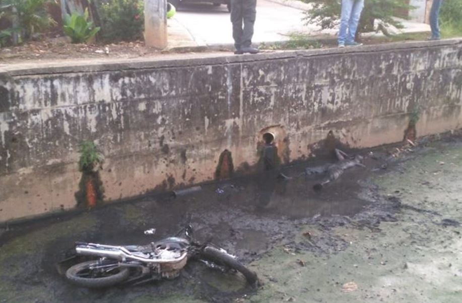 Photo of Motociclista, presuntamente borracho, cayó a canal de aguas negras en Montelíbano