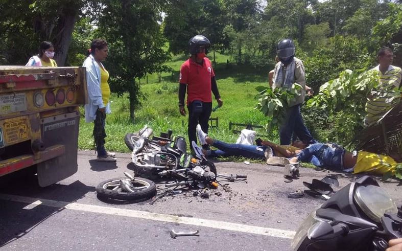 Photo of Dos motociclistas graves tras chocar con una tractomula entre La Apartada y Buenavista