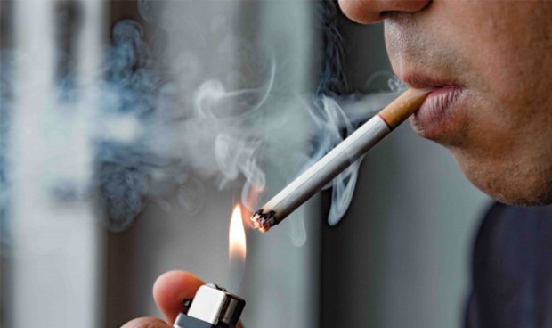 Photo of El coronavirus sí se trasmite por el humo del cigarrillo