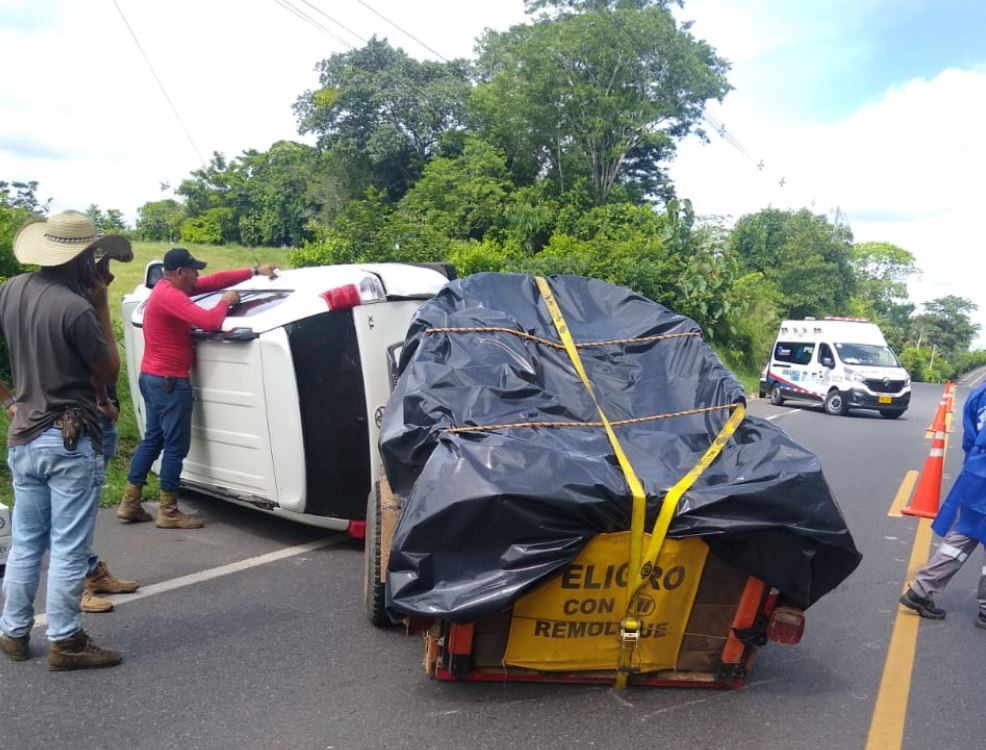 Photo of Camioneta de alta gama se volcó entre La Apartada y Caucasia