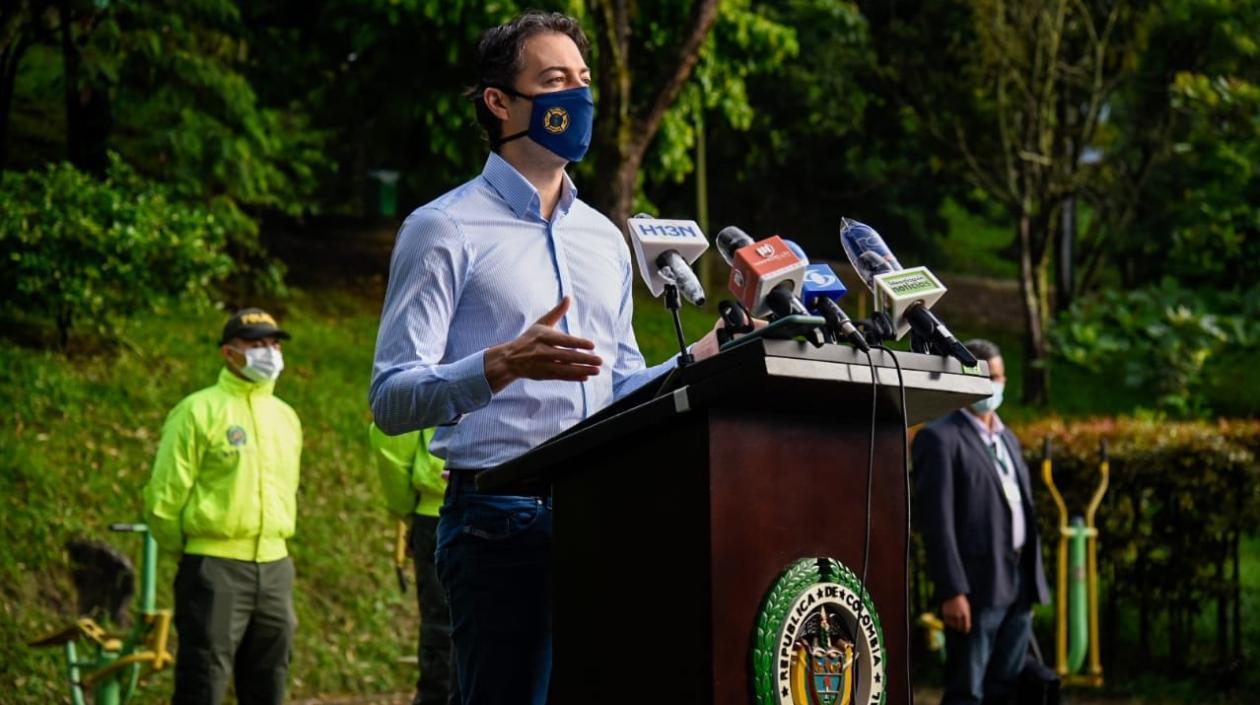Photo of Alcalde de Medellín advierte que van a quitar la luz y el agua a casas donde hagan fiestas clandestinas