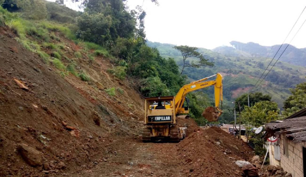 Photo of Derrumbe mantiene cerrada la vía Caucasia – Medellín