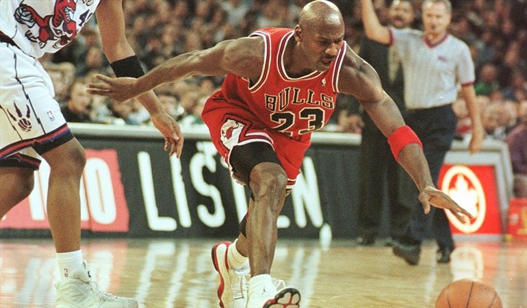 Photo of El sorprendente valor que pagaron por unas zapatillas de Michael Jordan en una subasta