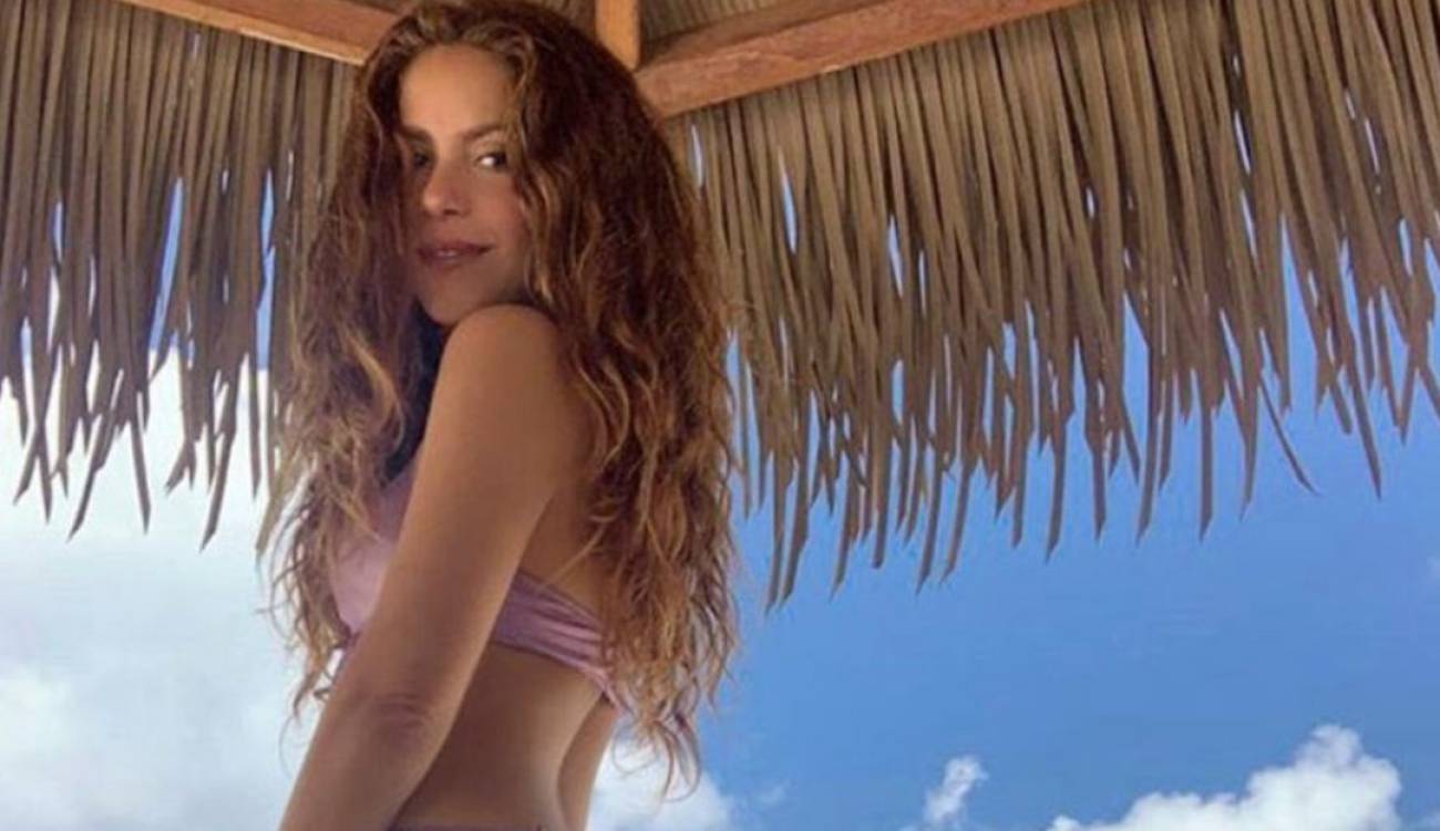 Photo of Shakira paralizó las redes sociales con sensual bikini junto al mar