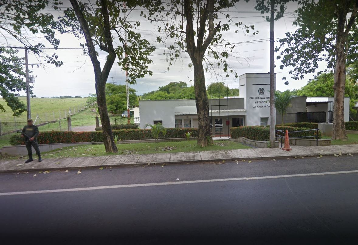 Photo of Investigan a policía que habría prestado servicio en aparente estado de embriaguez en La Apartada
