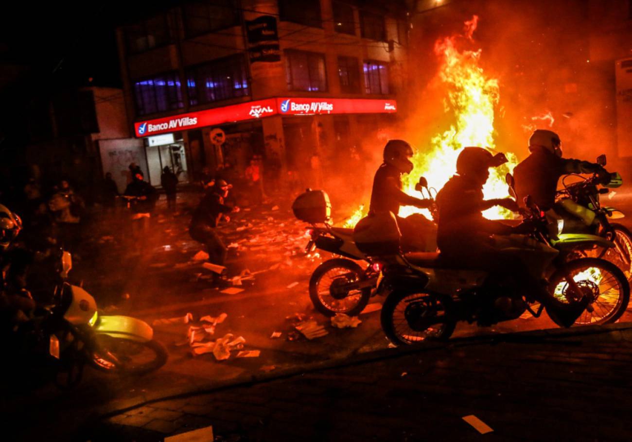 Photo of Siete muertos durante violenta jornada de protestas en Bogotá