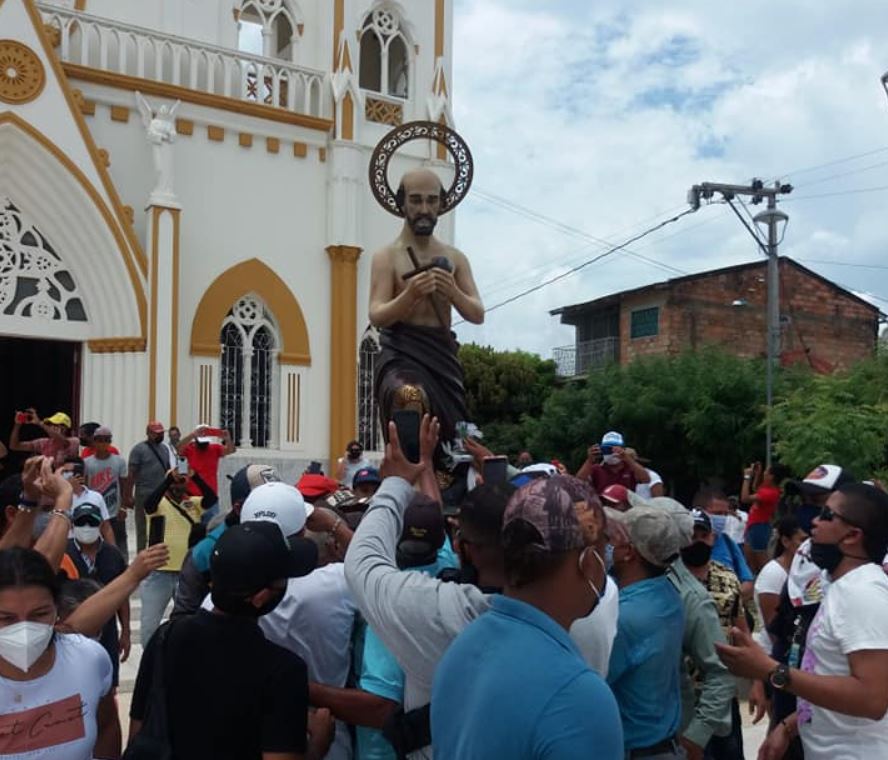 Photo of Ni el coronavirus impidió que bajaran al patrono de Ayapel