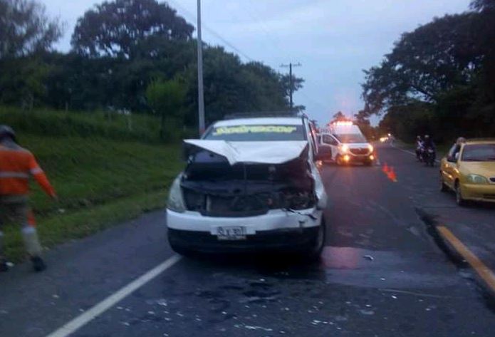 Photo of Gran susto se llevaron los pasajeros de buseta que se estrelló entre La Apartada y Buenavista