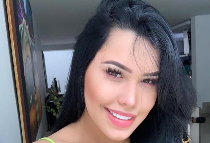 Photo of Enseñando sus atributos, reapareció Ana del Castillo