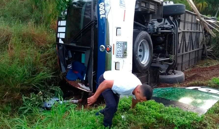 Photo of Varios heridos deja el volcamiento de un bus entre Planeta Rica y Montería