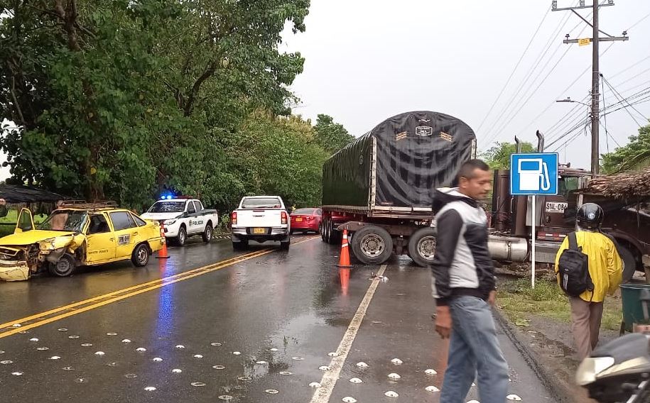 Photo of Un lesionado en choque entre taxi y tractomula en Buenavista