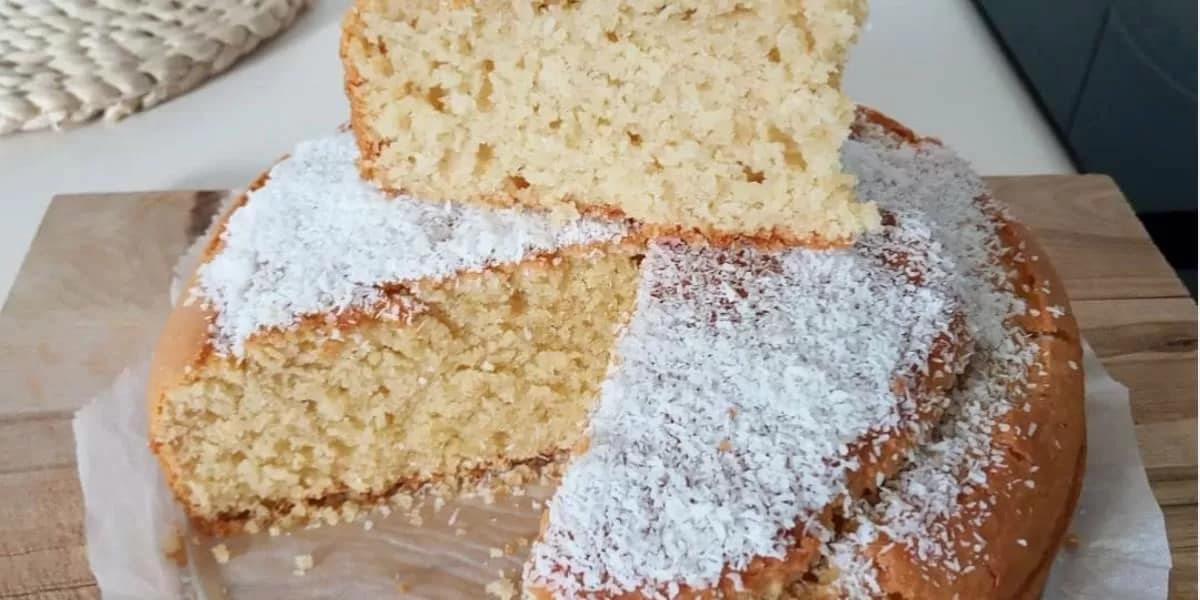 Photo of Delicioso: Pastel de coco, tipo bizcocho, muy esponjoso