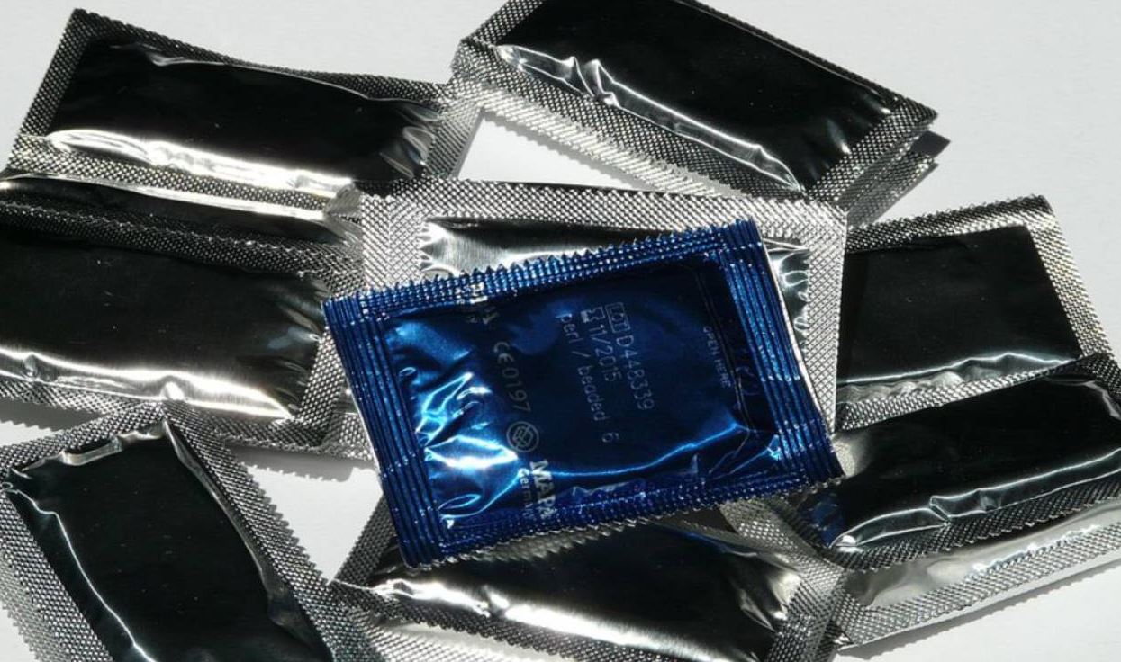 Photo of Incautan 350.000 condones usados que limpiaban y se vendían como nuevos
