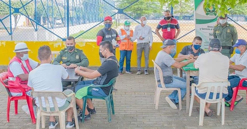 Photo of Jugando dominó, Policía y comunidad le meten la ficha a los valores en Montelíbano