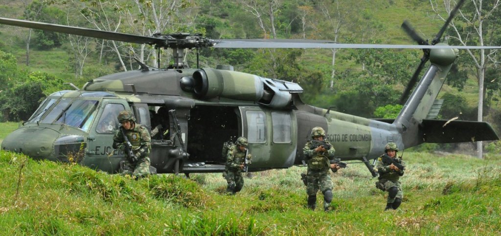 Photo of Ejército reporta combates con el ‘Clan del Golfo’ en Puerto Libertador