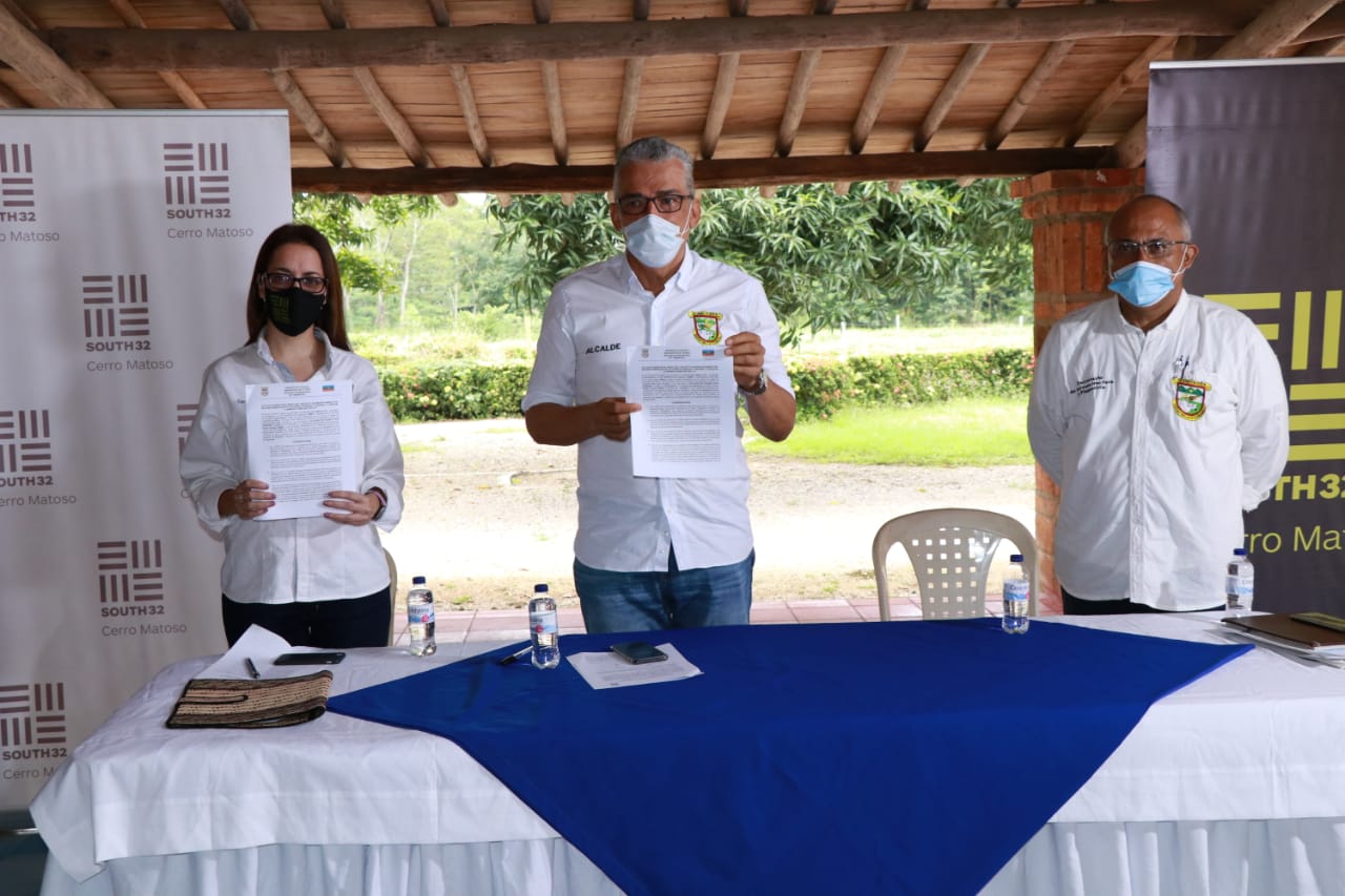 Photo of Cerro Matoso y la Alcaldía de Planeta Rica firman acuerdo para el mejoramiento de la vía que conduce a Medio Rancho
