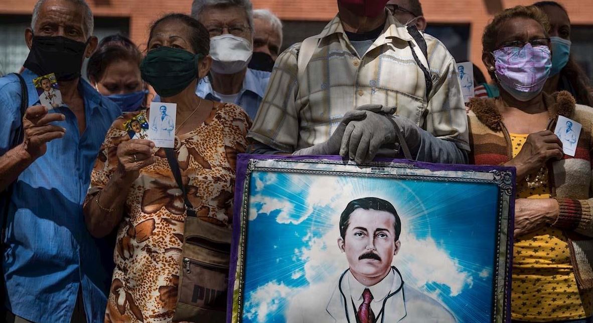Photo of Exhuman los restos del médico venezolano José Gregorio Hernández, futuro beato
