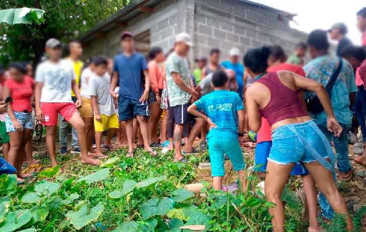 Photo of Se repite la historia: Curiosos se olvidaron del tapabocas en el afán de ver a hombre asesinado en La Apartada