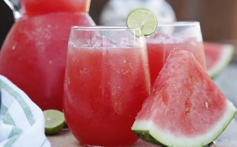 Photo of Refrescante agua de patilla, pepino y limón