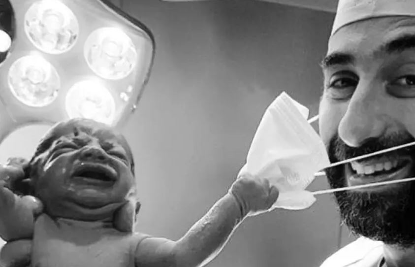 Photo of Recién nacido le quitó el tapabocas al médico que lo recibió