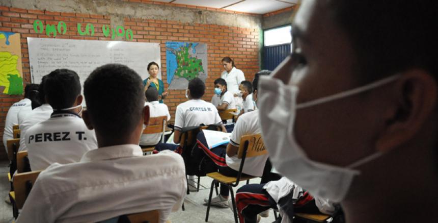 Photo of Confirman dos casos de coronavirus en colegios de Medellín que trabajan en alternancia