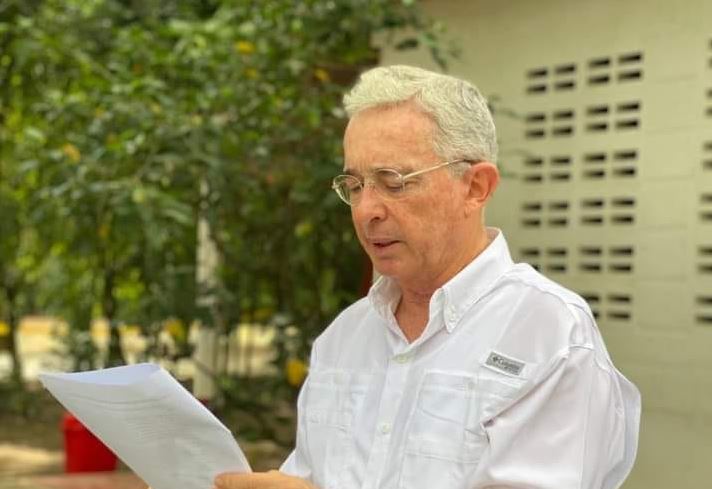 Photo of Uribe propone referendo para reformar la justicia, reducir el Congreso y garantizar un ingreso solidario a los más pobres