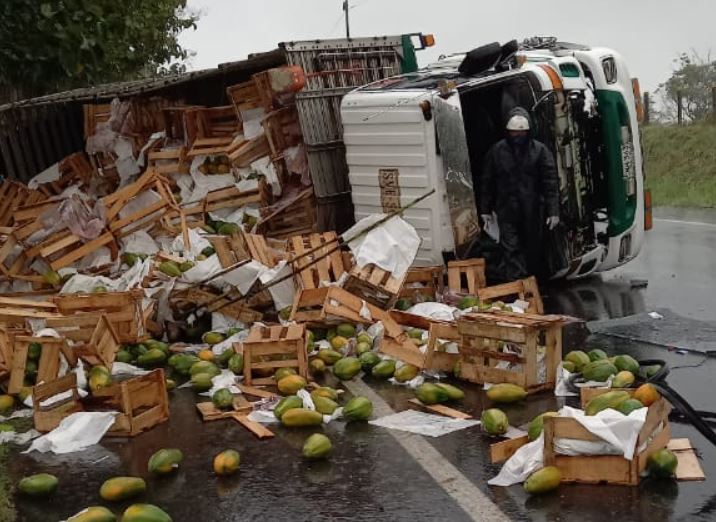 Photo of Camión cargado con papaya se volcó entre La Apartada y Buenavista