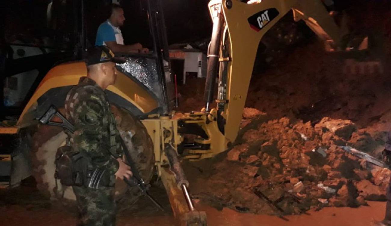 Photo of Siete muertos y nueve heridos por deslizamiento de tierra en Valdivia. Está cerrada la vía Costa Atlántica – Medellín