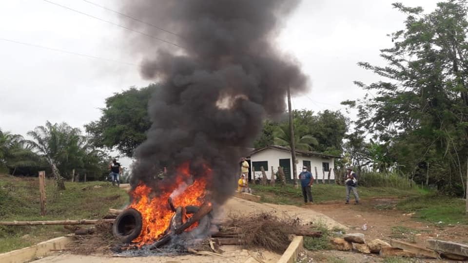 Photo of Protestan por mal estado de vía rural en Planeta Rica