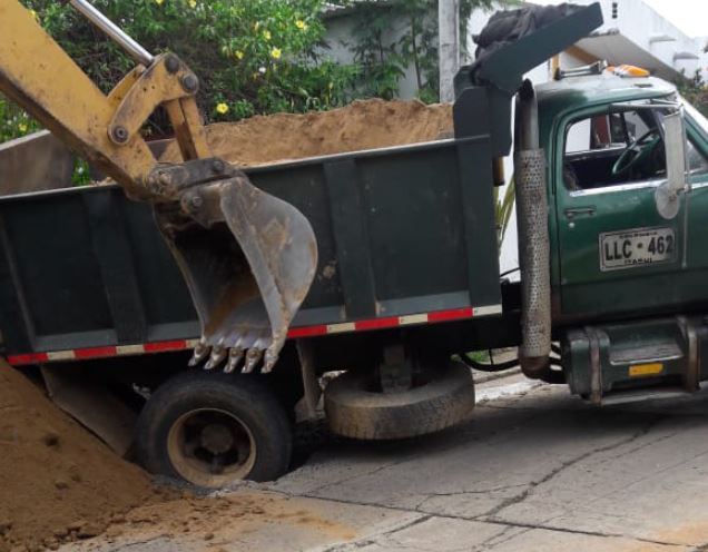 Photo of Volqueta cargada de arena se hundió en plena calle de Pueblo Nuevo