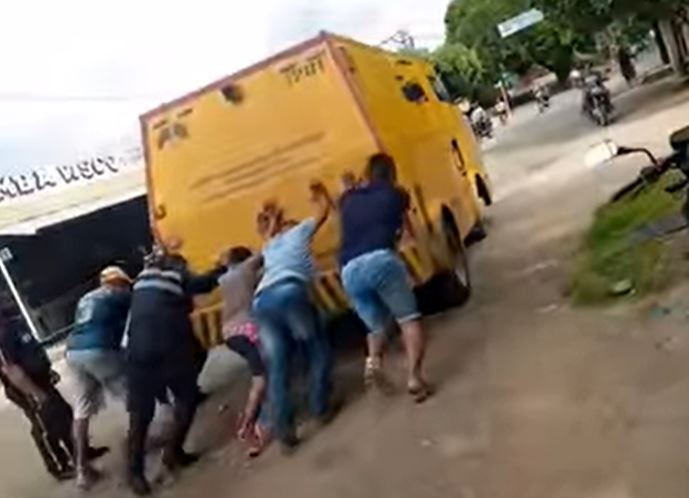 Photo of En vídeo | Camión que llevaba plata para Ayapel se varó en La Apartada