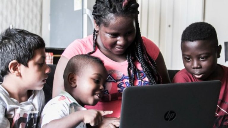Photo of Internet es declarado como servicio público esencial en Colombia