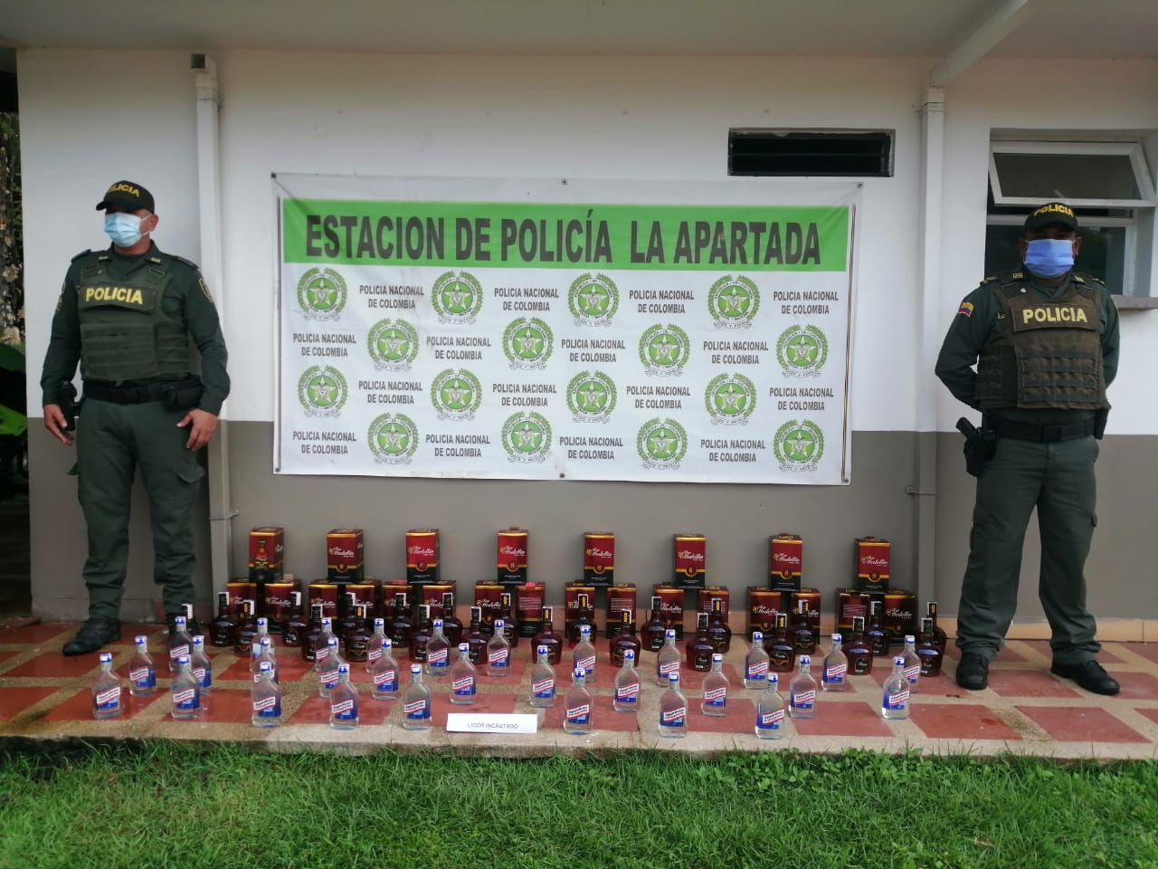 Photo of Incautan más de 50 botellas de licor adulterado en La Apartada