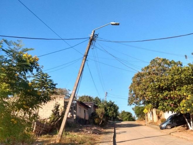 Photo of Poste que amenaza con caerse atemoriza a vecinos en Pueblo Nuevo