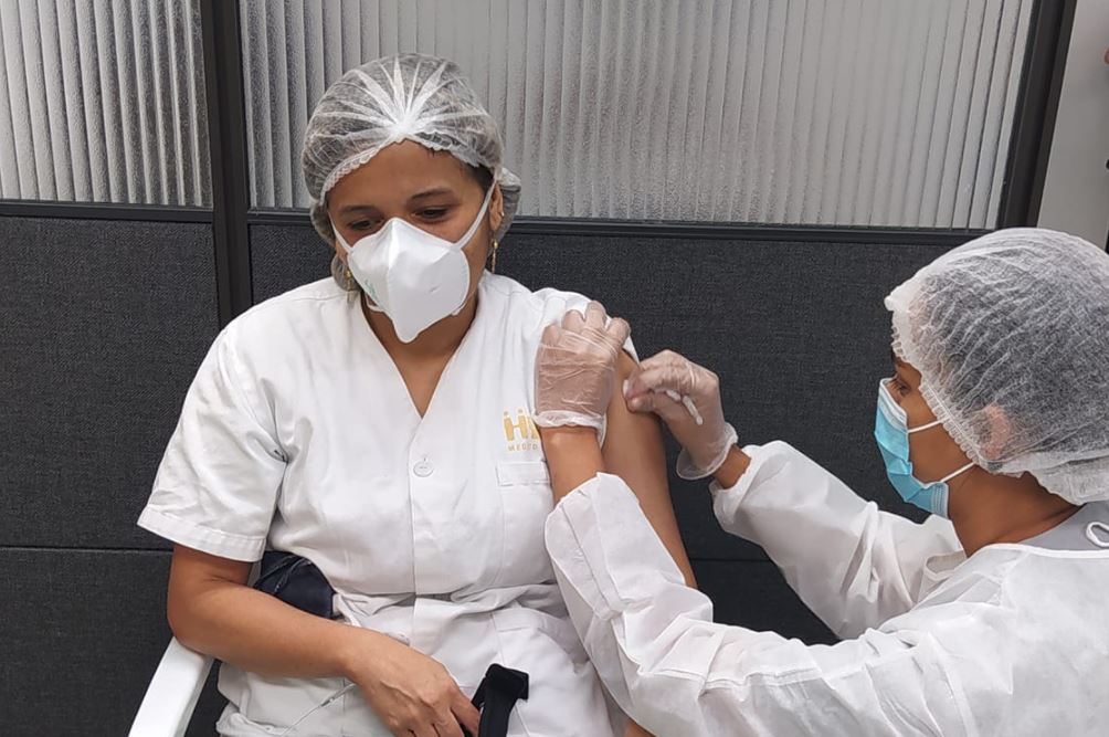 Photo of Una médica en Medellín es la primera pueblonuevense vacunada contra la Covid-19