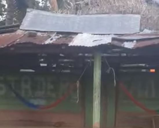 Photo of En vídeo | Policías en Juan José, Puerto Libertador, se resguardan en una casa a punto de caerse