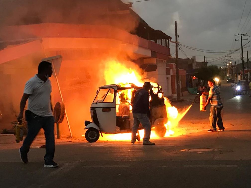 Photo of En vídeo | Motocarro se incendió en Planeta Rica