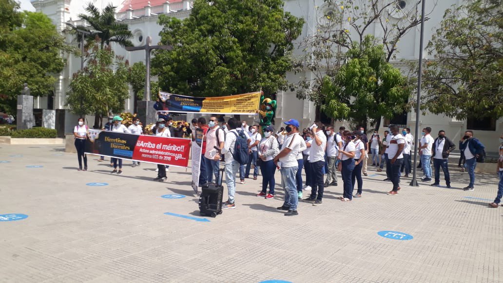 Photo of Docentes que ganaron concurso de posconflicto exigen decretos de nombramientos