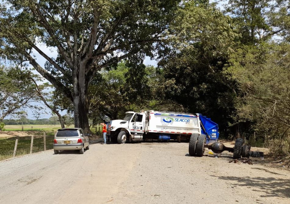 Photo of Camión de basura que se desarmó completa 24 horas atravesado en la vía Montelíbano – La Apartada