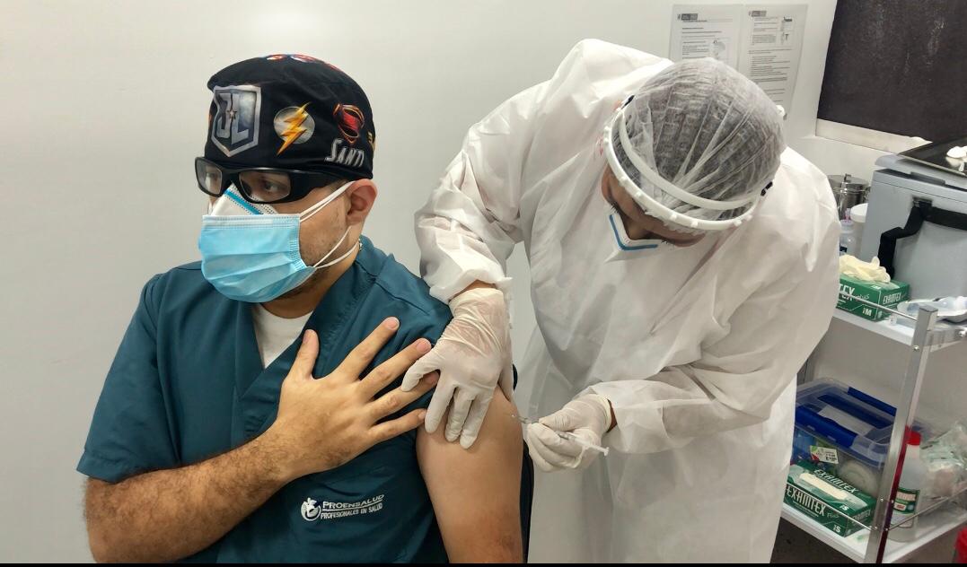 Photo of En Colombia ya han sido vacunados 7.854 trabajadores de la salud