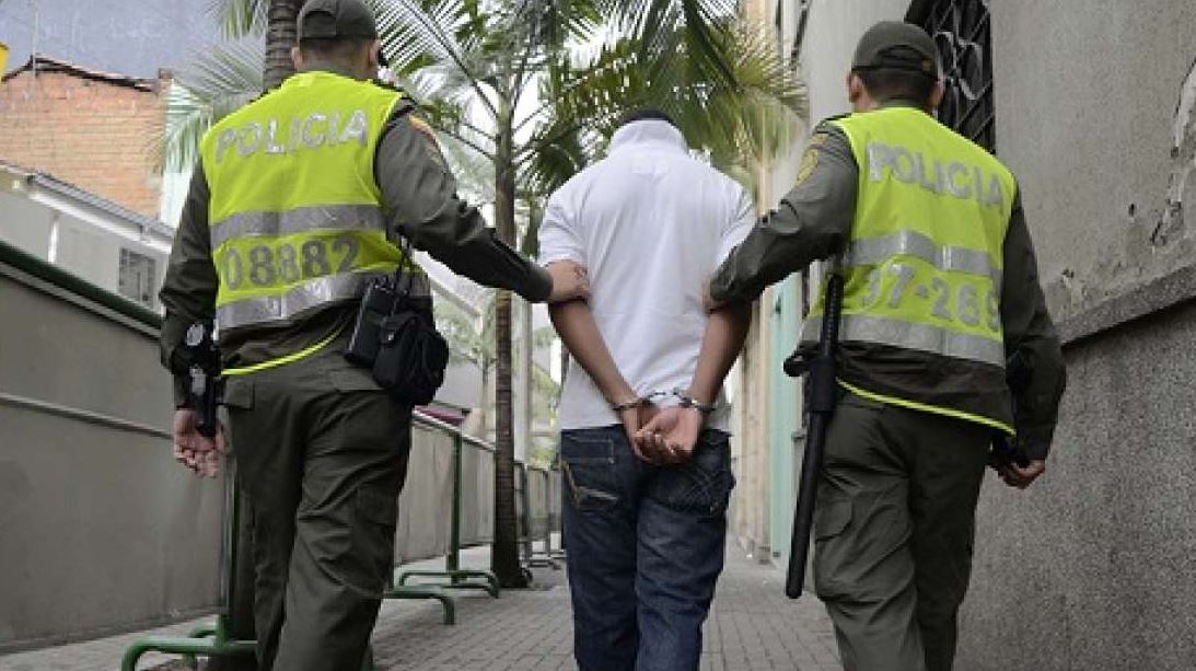 Photo of Capturan a auxiliar de policía por atracar a una persona