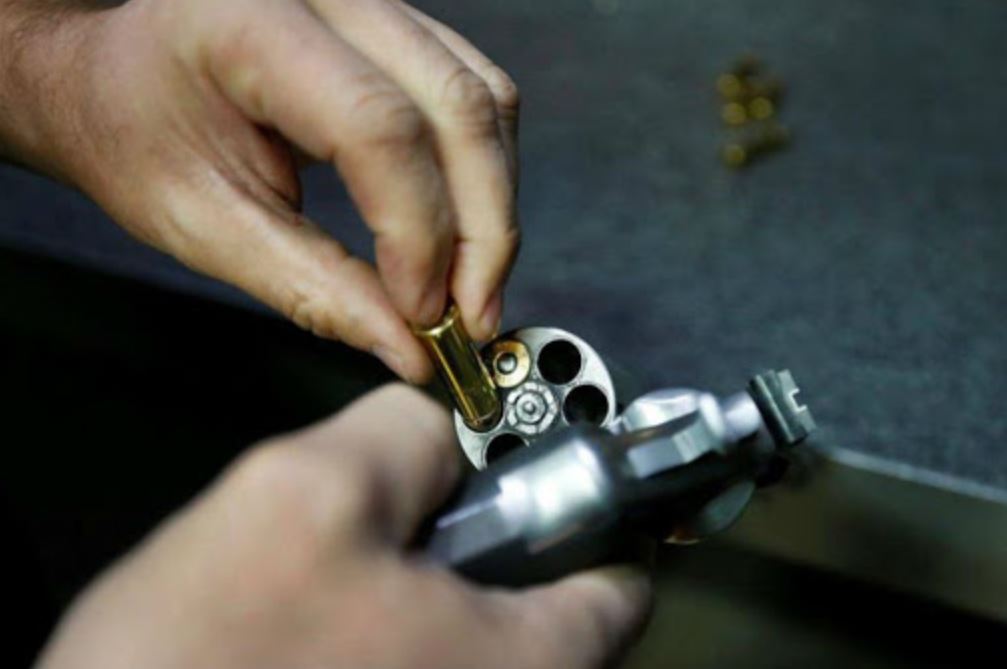 Photo of Uribismo presenta proyecto para facilitar por legal de armas